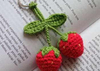 Truskawki wykonane na szydełku, brelok