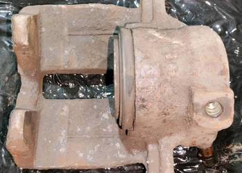 Mercedes C-klasa W203 2.0 129 km, lewy zacisk hamulcowy przedni