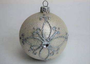 Bombka ręcznie zdobiona, srebrna, 7 cm.