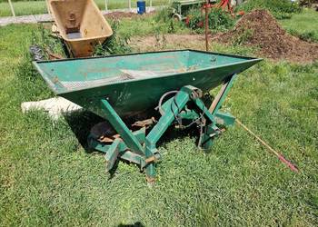 Rozsiewacz nawozu 2 talerzowy otwierany hydraulicznie