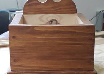Pojemnik z drewna.