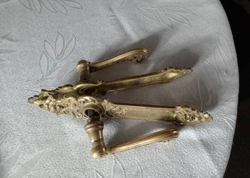 mosiężne klamki do drzwi