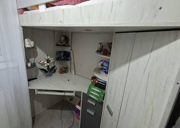 Antresola, łóżko piętrowe z biurkiem i szafa