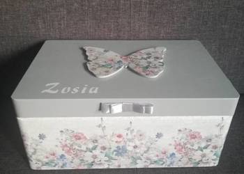 Kuferek wspomnień kwiatowy z motylem imię