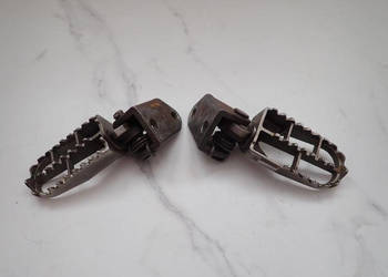 DWA PODNÓŻKI KIEROWCY SETY MOCOWANIA SUZUKI RMZ 450 06-08R