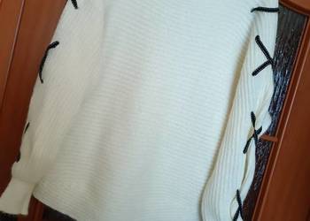 Sweterek biały z ozdobnym wiązaniem na rękawach