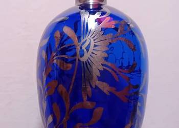 Kobaltowa wenecka karafka zdobiona srebrem. Kobaltowa wenecka karafka zdobiona srebrem.