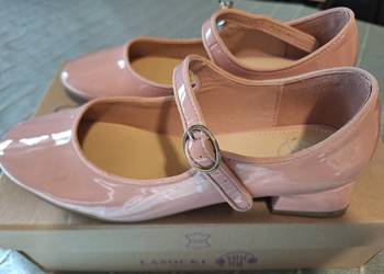 Buty lakierkowe blady róż