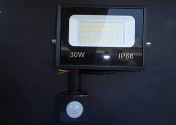 Naświetlacz zewnętrzny LED z czujnikiem ruchu