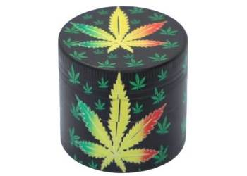 Grinder z Liściem Marihuany Kolor Reggae Otoczony Małymi Zielonymi Listkami