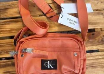 Saszetka listonoszka Calvin Klein koralowa