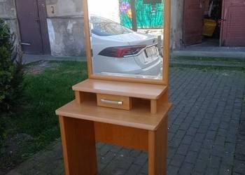 Toaletka z dużym kryształowym lustrem