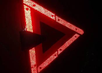Trójkąt ostrzegawczy Audi A6 C6 z mocowaniem(uchwytem)