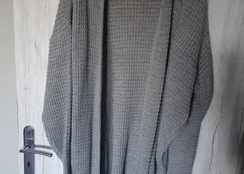 Szary sweter narzutka plus size
