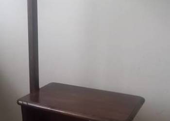 Drewniana lampa podłogowa ze stolikiem - ruchome ramię