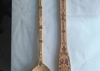 Łycha, nabierak drewniana 56cm. Mieszadło 63cm oba zdobione wzorem ludowym. Łycha, nabierak drewniana 56cm. Mieszadło 63cm oba zdobione wzorem ludowym.