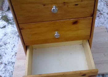 Szafka z drewna z trzema szufladami