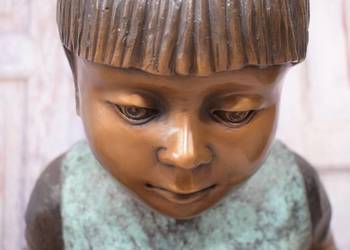 Mała Dziewczynka z Królikiem Zającem - Ogrodowa Figura Rzeźba z Brązu