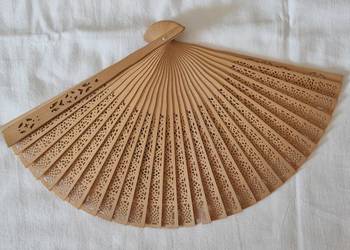 Delikatny ażurowy wachlarz – ozdoba