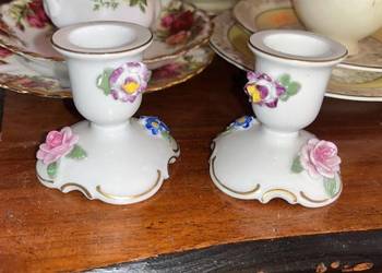 Porcelanowe 2 świeczniki. Z porcelanowymi kwiatkami.  Syg. Schierholz. Made