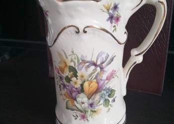 Ładny porcelanowy dzbanek