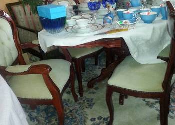 Stół z 4 krzesłami i 2 fotelami. Nierozkładany. Politura. Intarsje.