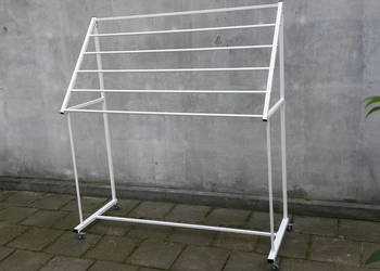 Obrusy bez zagnieceń na stelażu mobilnym