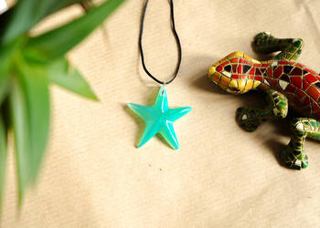 Turkusowy wisiorek gwiazdka świeci w ciemności i UV handmade