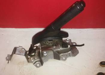 DZWIGNIA LEWAREK HAMULCA RECZNEGO YARIS II 1.0B