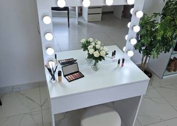 Toaletka kosmetyczna w stylu Hollywood