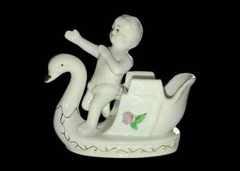 Porcelanowa figurka łabędzie sanie z chłopcem