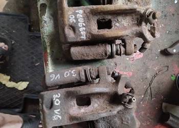PEUGEOT 406 3,0 V6 zacisk jarzmo przód