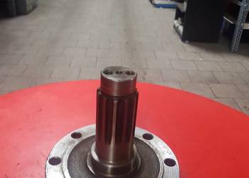 822308017 Piasta przednia 8 szpilek MTZ PRONAR