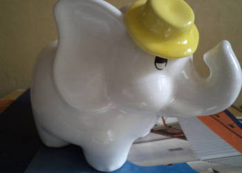 słoń porcelanowy w żółtym kapeluszu