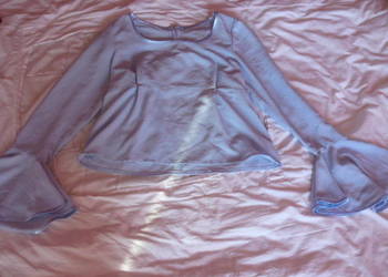 Blekitna bluzka z dlugim rekawem i falbankami