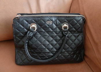 Czarna torebka damska firmy Guess
