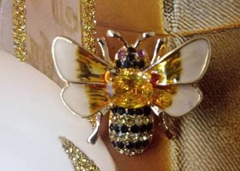 Śliczna broszka lśniąca pszczola