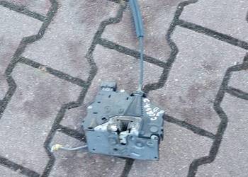 Zamek drzwi lewy przód Opel Corsa D  3D 13258271