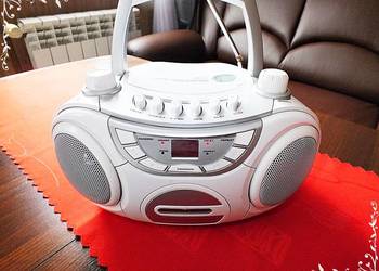 Śliczny BIAŁY radiomagnetofon kasetowy CD BoomBox