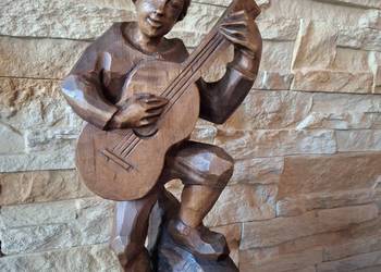 Rzeźba z drewna, gitarzysta, grajek na gitarze