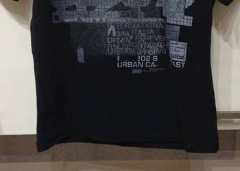 T-Shirt męski w kolorze czarnym z nadrukiem .