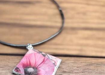 Ręcznie robiony naszyjnik z zawieszką z żywicy z różowym kwiatem