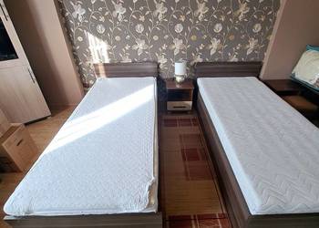 Łóżka drewniane z pojemnikiem