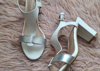 Śliczne białe wężowe sandałki buty na obcasie klocku 41 eleganckie