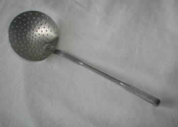 stary aluminiowy cedzak