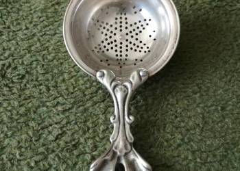 Zgrabne sitko do ziół i herbaty, styl neorokokowy, motyw rocaille.