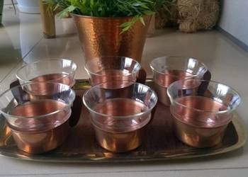 Szklanki na tacy w obejmie