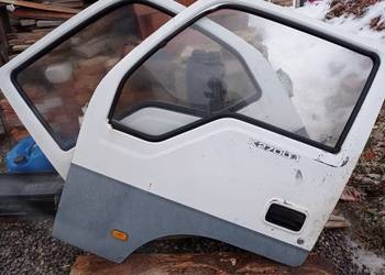 Drzwi z szybą prawe lewe Kia K2700 białe