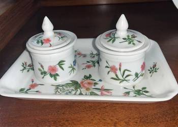Kałamarz. Biała porcelana. Róże i chabry.