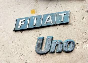FIAT UNO  ZNACZEK EMBLEMAT NAPIS TYLNEJ KLAPY FIAT UNO  ZNACZEK EMBLEMAT NAPIS TYLNEJ KLAPY